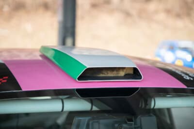 アバルト500 R3T：ルーフには車内吸気用のエアダクトが備わる