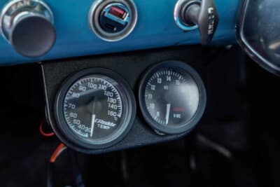 ボルボ アマゾン122S：インパネの中央部下に追加されている2つのメーターは水温計と電圧計だ