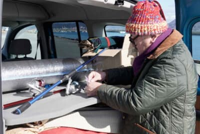 ルノー カングー：時間が空いたときは、ふらりと防波堤での釣りを楽しむというサイドンさん。釣り道具は、この場所が定位置とのこと