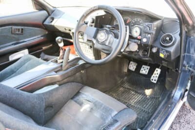 トヨタ MR2：スパルコVELOCE風のステアリングを装備。TRDクイックシフトやトラストGReddy機械式ブーストメーターなどを奢っている