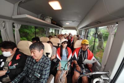 2台のバスを乗り換えつつ、参加者全員でペースノートの確認をする勝田選手