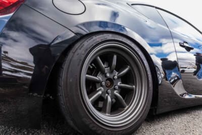 トヨタ 86：サイズは16×8J±0で、これに純正よりも若干直系の小さい205/50R16サイズのタイヤを組み合わせ、フェンダーの内側ギリギリという絶妙なスタンスを実現
