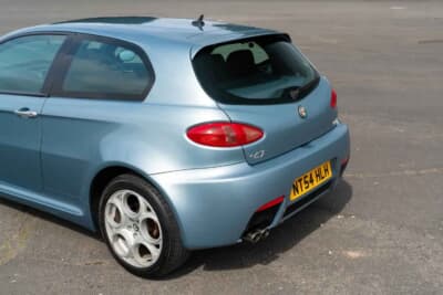 7000ポンド~1万ポンド(邦貨換算約135万円〜193万円)で現在も販売中のアルファ ロメオ「147GTA」(C)Bonhams