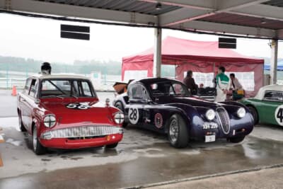 ピットに並んでいるのは1962年式フォード アングリアと1951年式ジャガーXK120