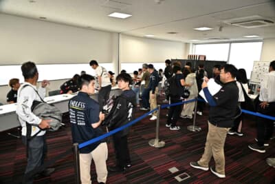サイン会にはほぼ全員のプロドライバーが参加。２周3周と回って何度もサインや写真を撮ることも可能なため、プロドライバーのサインをコンプリートすることもできるかも