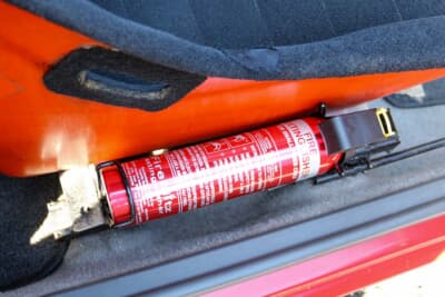 ホンダ トゥデイ：オーナーの“悠誠”さんはさまざまな趣味車を乗り継ぎ、現在もクラシックミニやロータスを愛用しているので、トゥデイにも消火器を積んでいる