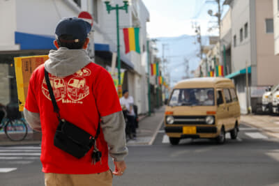 スタッフが参加者をアーケード前にてお出迎え