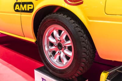 マツダ SA22C型 サバンナRX-7：8スポークアルミホイールと185/65R14サイズのラリータイヤを装着