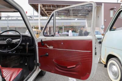 スズキ 2代目 フロンテ360：赤い内装は純正かどうかは定かではなく、前オーナー所有時に張り替えられている可能性もある