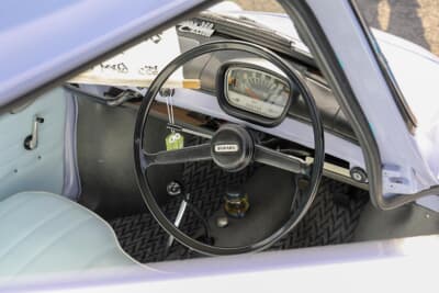 スバル 360カスタム：スピードメーターだけの簡素なインパネまわり。ハンドルもシンプルの極み 