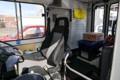 ダイハツ ミラウォークスルーバン：乗り心地を重視して、運転席はレカロのセミバケットシートに変更