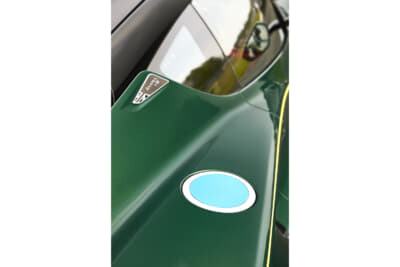 ロータス エミーラ クラーク エディション：ブルーアルマイト仕上げが施されたアルミ製給油口キャップ