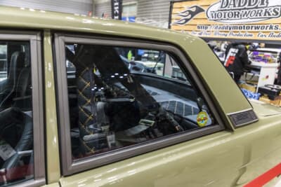 日産 510型 ブルーバード：窓枠などはグレーに塗装している