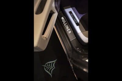 ベントレー フライングスパー：降車時にはギャラクシー特注のウェルカムランプが乗客を迎える