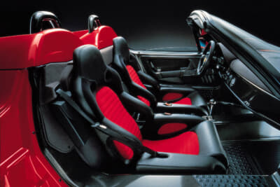 フェラーリ F50：レザートリムのシートやエアコンディショナー、調整可能な車高などの快適装備も充実している