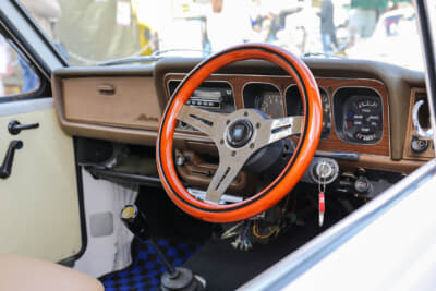 三菱 4代目 ミニカ：ステアリングは小径のナルディウッドに変更