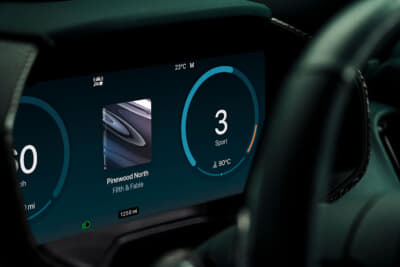 アストンマーティン DBX：CarPlay Ultraはカスタマイズ可能な好みの設定のプラットフォームを堪能できる