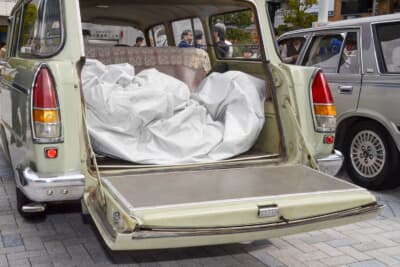 日産 初代 セドリックバン：テールゲートのウインドウはモーターで上下するパワーウィンドウが奢られている