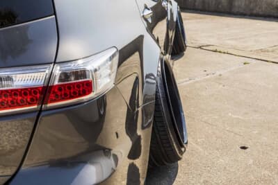 ホンダ オデッセイ：ボディのピラーの角度に合わせて前後のキャンバー角も揃えている