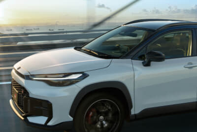 トヨタ カローラ クロス GRスポーツ：専用チューニングを前後サスペンションに施している