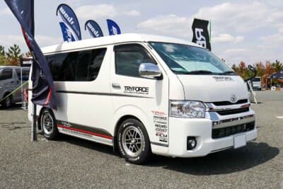 ガソリン車のトルク不足を解消するために、スーパーチャージャーキットを独自開発したトライアルは、そのデモ車を展示