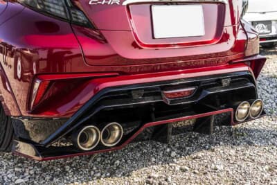 トヨタ C-HR：マフラーは、エアロパーツに合わせてK's-STYLEがワンオフで製作した4本出し