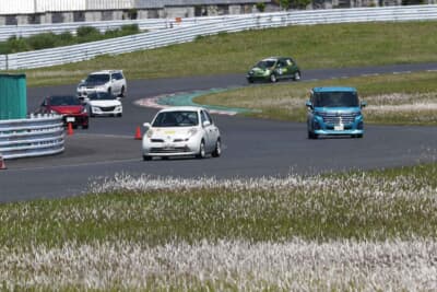 スラローム走行・急ブレーキ体験を行った後に先導走行でサーキットのコースを走行。その後の走行枠でそれぞれのペースでサーキット走行を行う