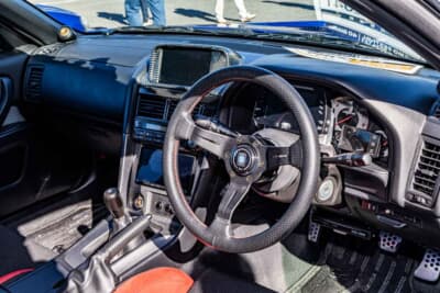 日産 スカイライン 25GTターボ：ナルディのステアリング、リンクのデジタルメーターなどがセットされるインテリア