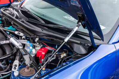 スバル BRZ STIスポーツ：SYMS ボンネットダンパー も装着している