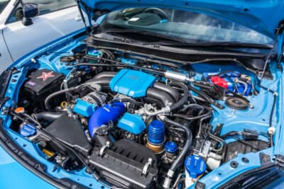 トヨタ GR86：エンジンルームは、バッテリーも含めてボディカラーに合わせてブルーでコーディネイトされている