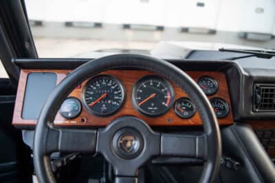 45万500ドル（邦貨換算約6715万円）で落札されたランボルギーニ「LM002」（C）Courtesy of RM Sotheby's