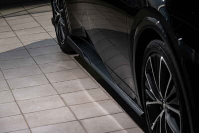 トヨタ プリウス:スポーツさを強調するカーボン調もラインアップ。立体感ある表面だ。ピアノブラック同様に取り付けには穴を空けることなく固定できる