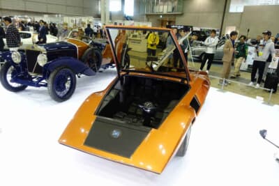 ランチア ストラトス ゼロ:フロントの黒い部分はゴム製ステップを足で踏んで正面から乗り降りをする