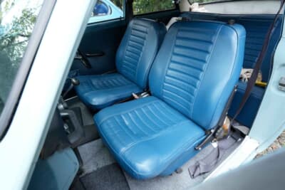 ボルボ アマゾン122S：中のスポンジが少し劣化しているが半世紀を超えてもほつれなどは無いビニールレザーのシート