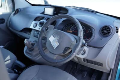 ルノー カングー：年季の入ったステアリングだが、軽トラックのように使ってこそ、カングーぽいと思います