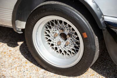 12万ポンド～20万ポンド（邦貨換算約2320万円〜約3870万円）で現在も販売中のメルセデス・ベンツ「450 SLC 5.0」（C）Bonhams