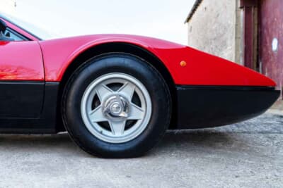 17万8250英ポンド（邦貨換算約3340万円）で落札されたフェラーリ「365GT4BB」（C）Bonhams