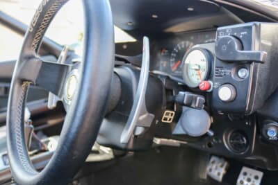 トヨタ MR2：スイッチ類の追加や変更も自分で行っている。グローブボックス内に、追加ヒューズBOX、インバーター、FMトランスミッターを格納