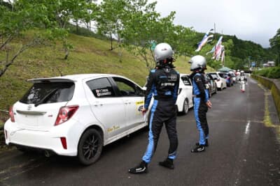 大荒れとなった「豊田しもやまラリー2025」。コース上を競技車両がふさいだことで赤旗が出され、想定外の待ち時間が発生した