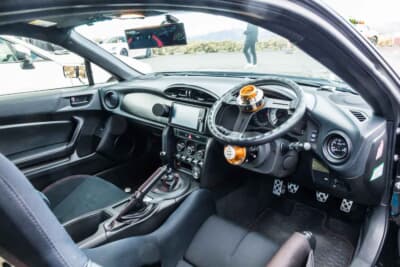 トヨタ 86：インテリアはステアリングを社外品にしたしてクイックリリースを装着。運転席側のエアコン吹き出し口に水温計を脱着式としている