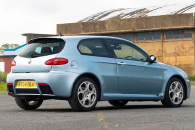 7000ポンド~1万ポンド(邦貨換算約135万円〜193万円)で現在も販売中のアルファ ロメオ「147GTA」(C)Bonhams