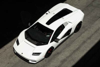 190万ドル～240万ドル（邦貨換算約2億7180万円～3億4335万円）で現在も販売中のランボルギーニ「カウンタックLPI800-4」（C）Bonhams