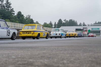 ピットロードでコースインを待つ“ティントップ カップ”出場者たち