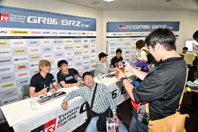 今シーズンから始まったプロクラス参戦ドライバーのサイン会。決勝トップ３はボード前の特別席。サインはもちろん記念撮影もドライバーは快く応えていた