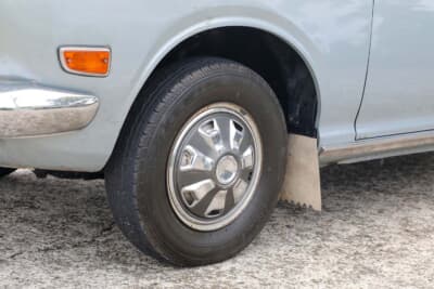 日産 610型 ダットサン・ブルーバードU：純正ホイールキャップも綺麗な状態を保っている