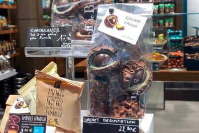 チョコレート専門店では、マロニエの実にそっくりなチョコレートが販売されていました