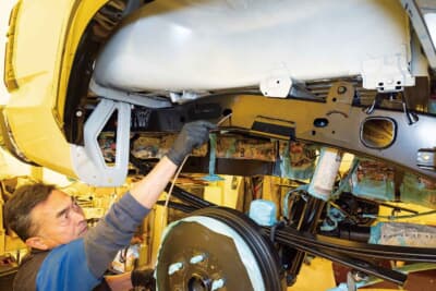 ブレーキやサスペンションなどをキチンと養生して塗布