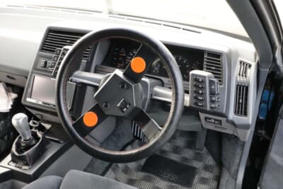 スバル アルシオーネ:インテリアはまさに未来を連想させる独特のレイアウト。メーターのまわりにエアコン(左)やヘッドライト(右)などのスイッチが配置されている