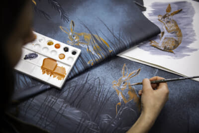 長い耳と強靭な後脚を持つ優美な野ウサギ、美しい尾を持つリスなどが、レザーに手描きで描かれている