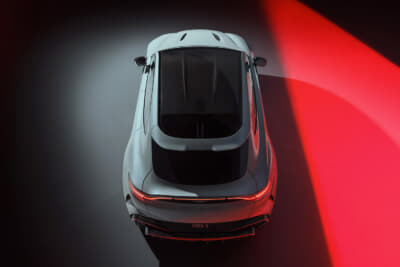 アストンマーティン DBX S：リアバンパーおよびディフューザーは再設計されており、サイドシルやリアウイングとあわせてカーボン仕様を選択することで、さらに7kgの軽量化が可能。カーボン製ルーフパネルは、同社史上最大